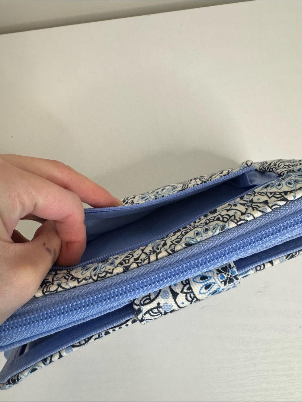 Vera Bradley Turnlock Wallet Steel Blue Medallion Blue White - Picture 6 of 9